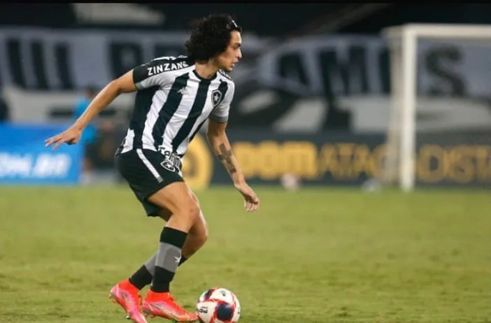 Matheus Nascimento, de apenas 17 anos, deve comandar o ataque alvinegro nesta partida