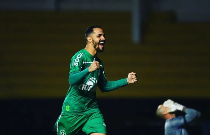 Centroavante foi campeão da Série B na última temporada