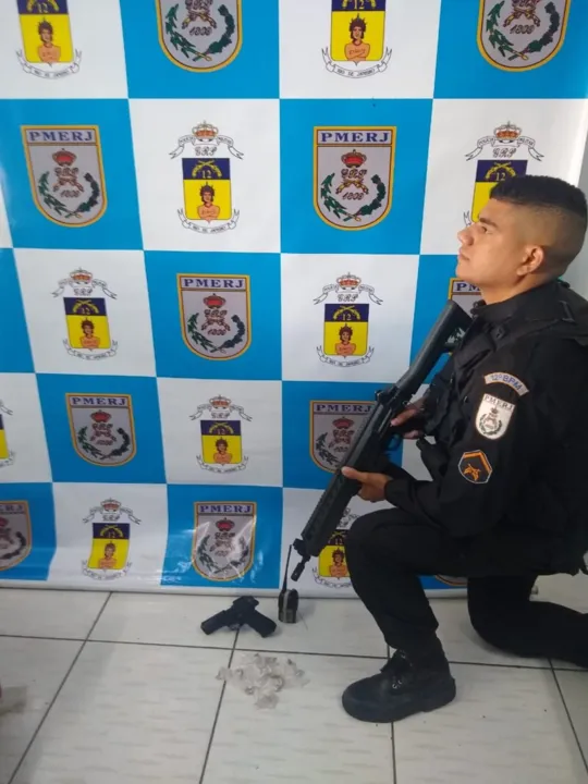 Foi apreendido um simulacro e drogas 