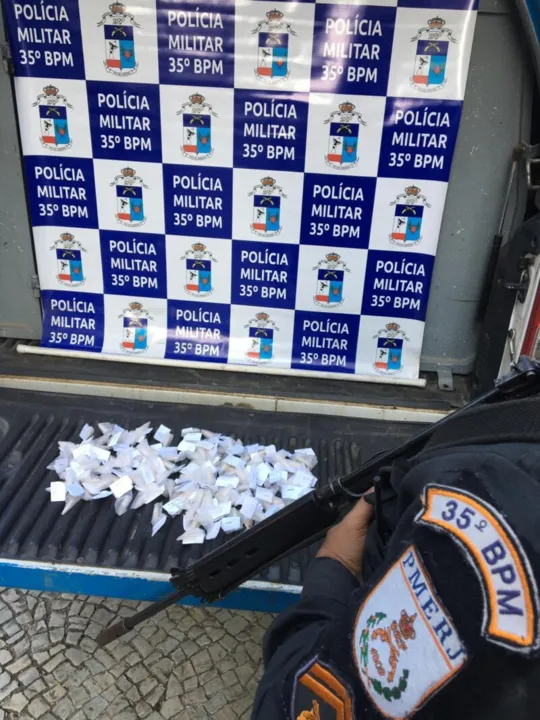 Policiais apreenderam arma, munição e drogas
