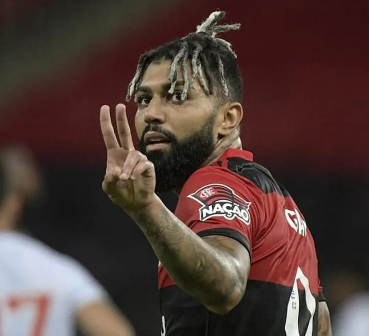 Gabigol fez sinal para rebater os dirigentes do rival