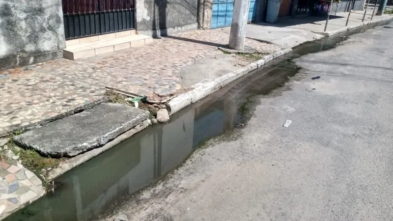 Crianças brincam na rua e dividem o espaço com vazamento de esgoto