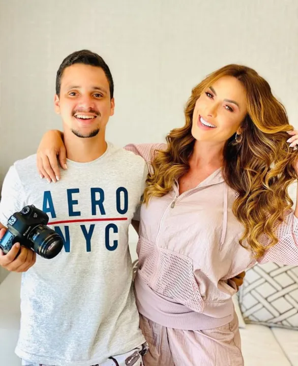 Nicole Bahls foi a madrinha do fotógrafo na profissão