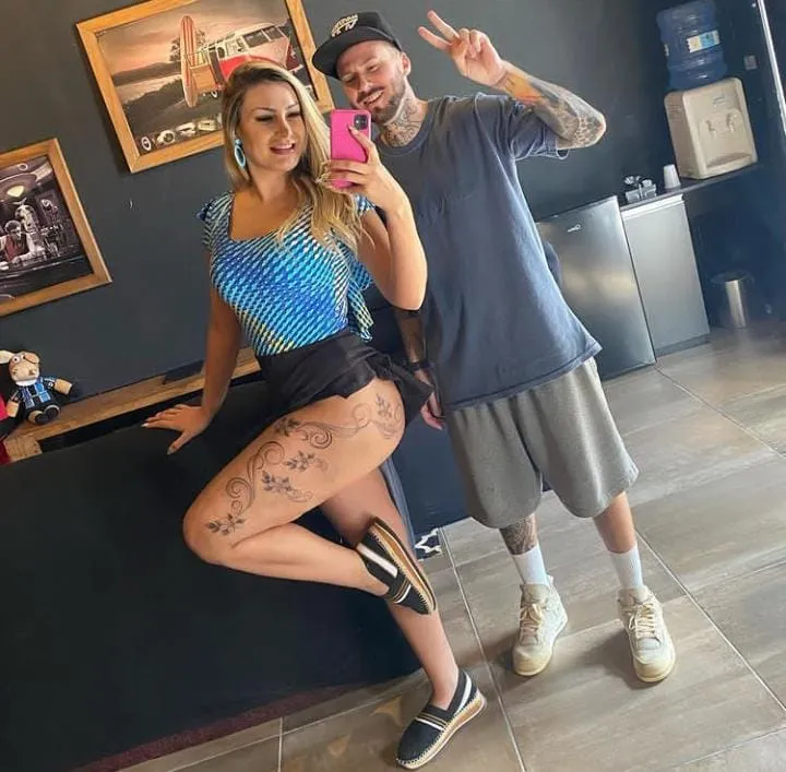 Urach e o tatuador responsável pela arte