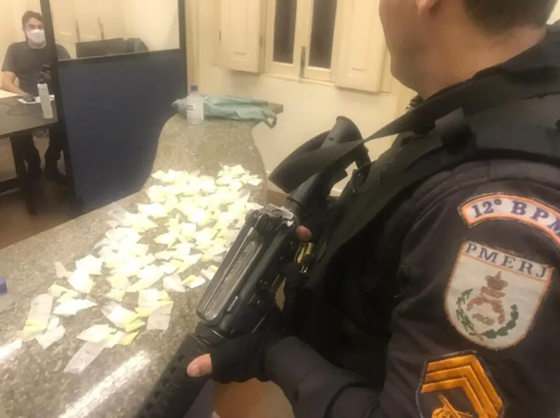 O acusado foi levado para a delegacia, onde acabou preso por tráfico de drogas
