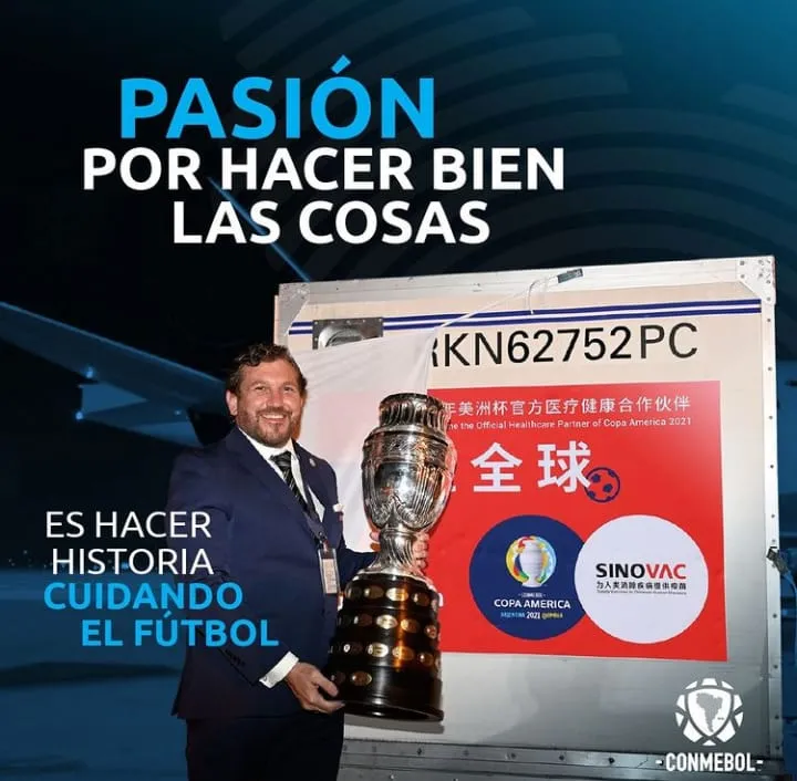 Presidente da Conmebol posou para foto ao lado da taça da Copa América e do lote de vacinas