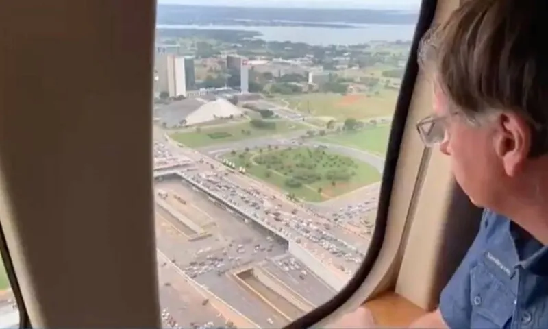 O Presidente sobrevoou os protestos favoráveis ao governo em Brasília