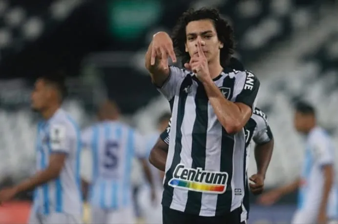 Matheus marcou seu primeiro gol como profissional contra o Macaé, pelo Campeonato Carioca