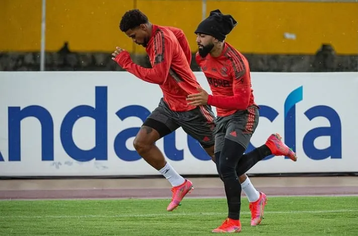 Elenco realizou último treinamento antes do confronto no Equador