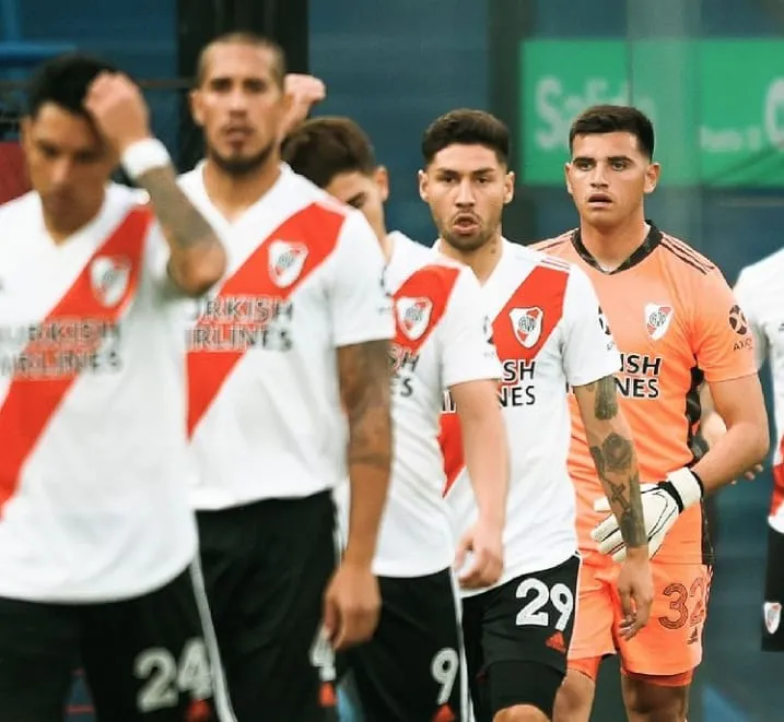 Equipe argentina pode entrar em campo com apenas 10 jogadores nesta quarta-feira (19)