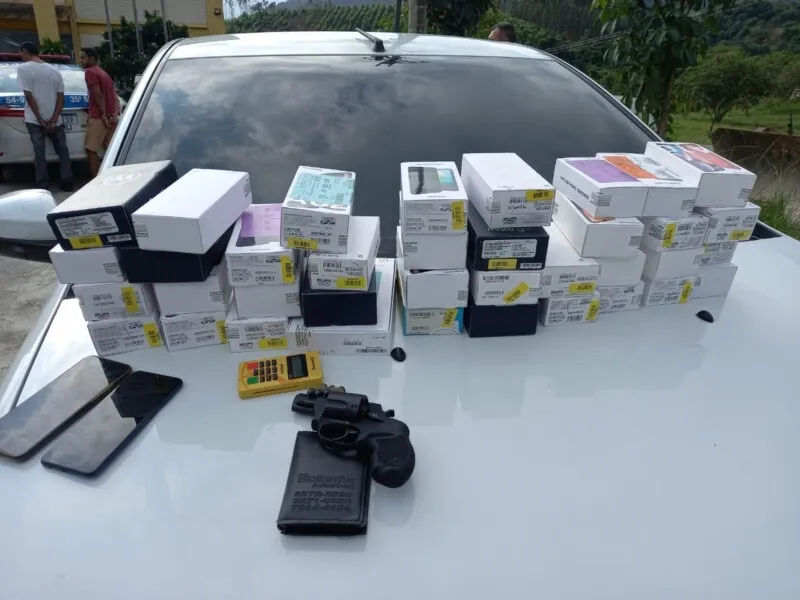 Uma arma foi apreendida com os suspeitos