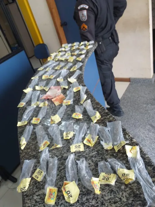 Homem foi preso na porta de casa