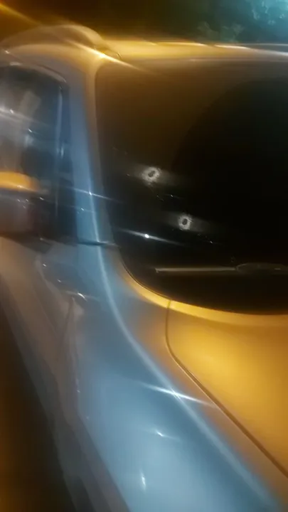 O carro do policial chegou a ser alvejado