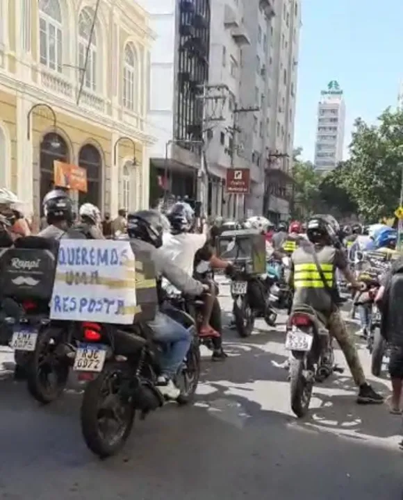 Grupo tenta ser atendido pelo prefeito Axel Grael