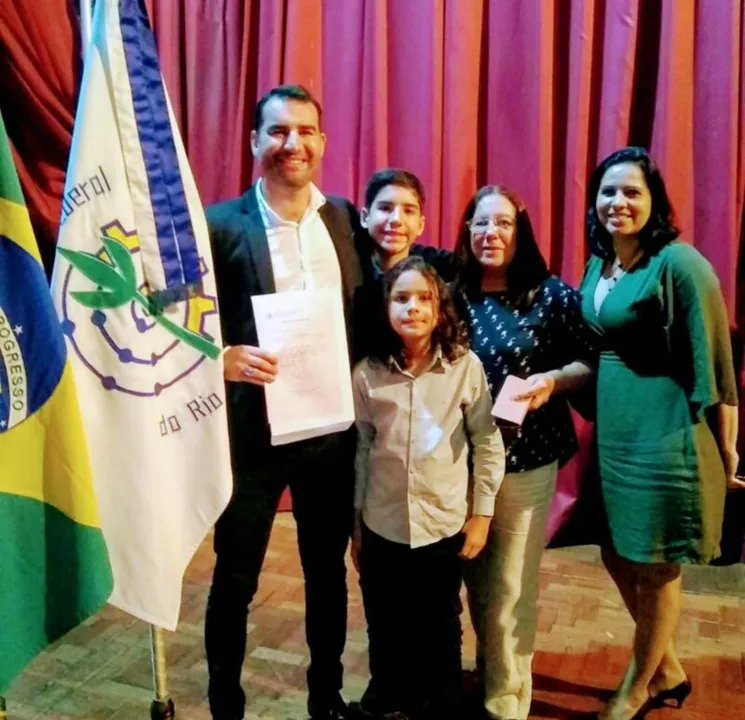 Lucas com a família em sua formatura na UFRRJ