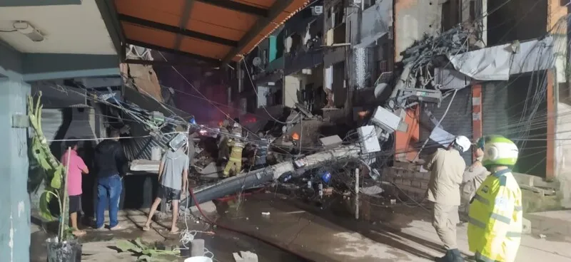 Bombeiros buscaram os desaparecidos nos escombros 