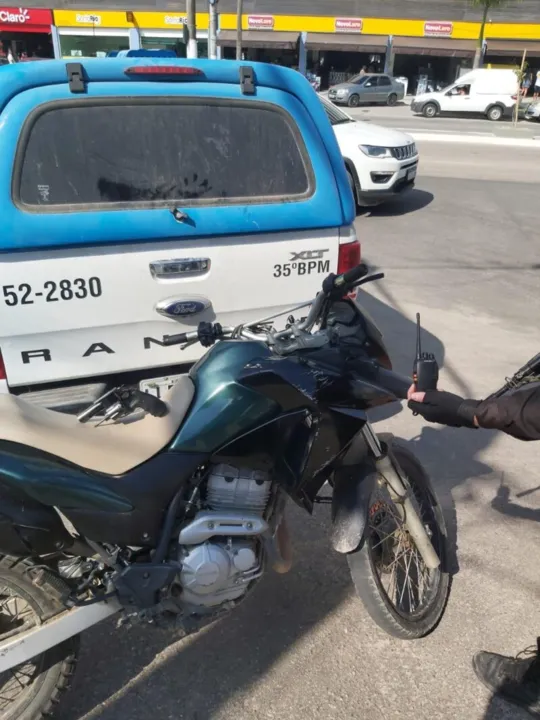 Moto foi recuperada e pistola foi apreendida