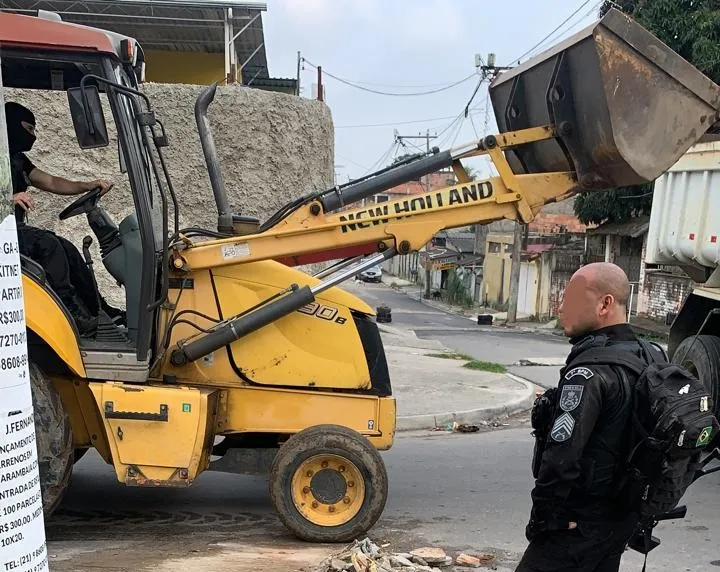 Seis ruas do bairro foram limpas pelos policias