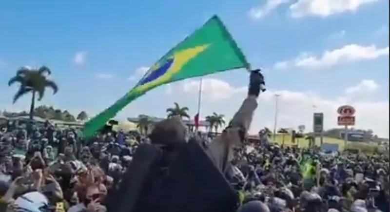 Presidente foi multado pelo governo de São Paulo por não usar máscara durante o evento