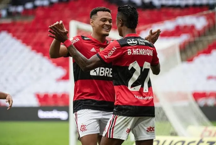 Rodrigo Muniz marcou o gol no jogo de ida contra o Coritiba e tem sido peça importante com as ausências de Gabigol e Pedro