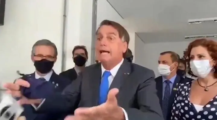 Bolsonaro retirou máscara para responder a pergunta