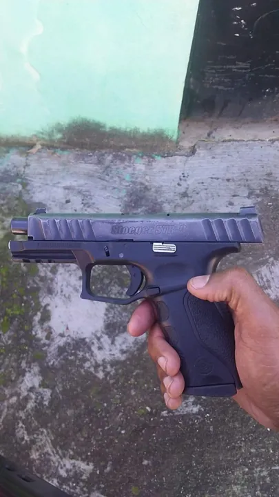 Uma pistola foi apreendida na ação