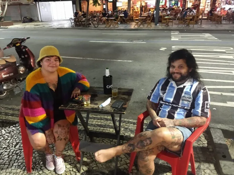 Imagem ilustrativa da imagem Casal formado por argentina e brasileiro gremista celebra o amor LGBTQIA+ no Rio
