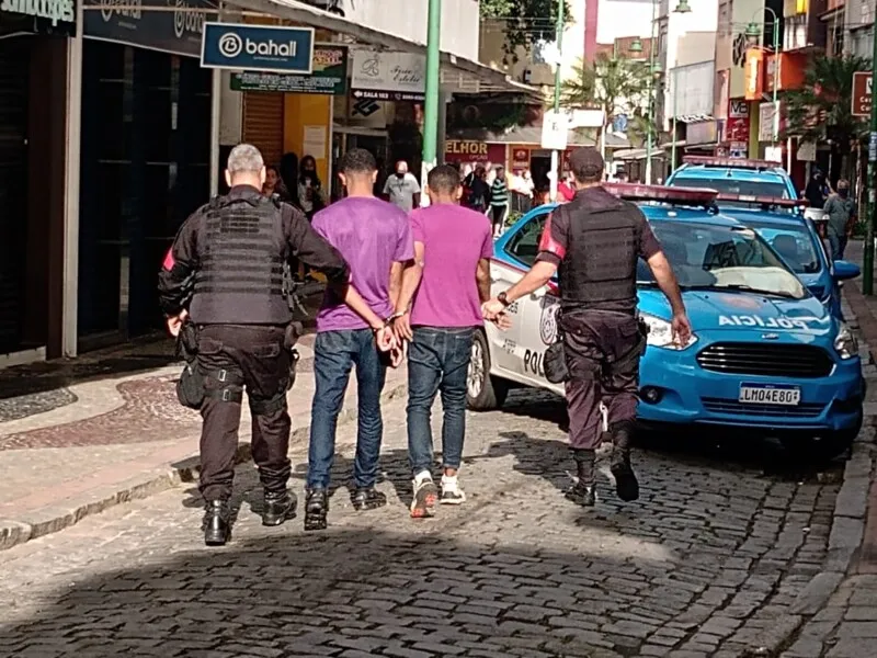 Um homem foi morto e outros dois foram presos