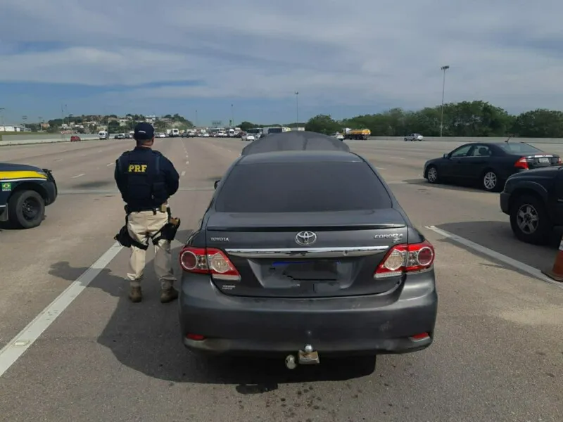 Carro foi apreendido na manhã desta quarta-feira (14)