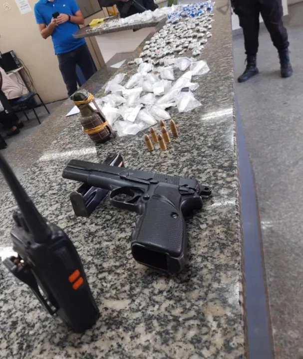 Drogas, arma, granada e rádio transmissor foram apreendidos na ação