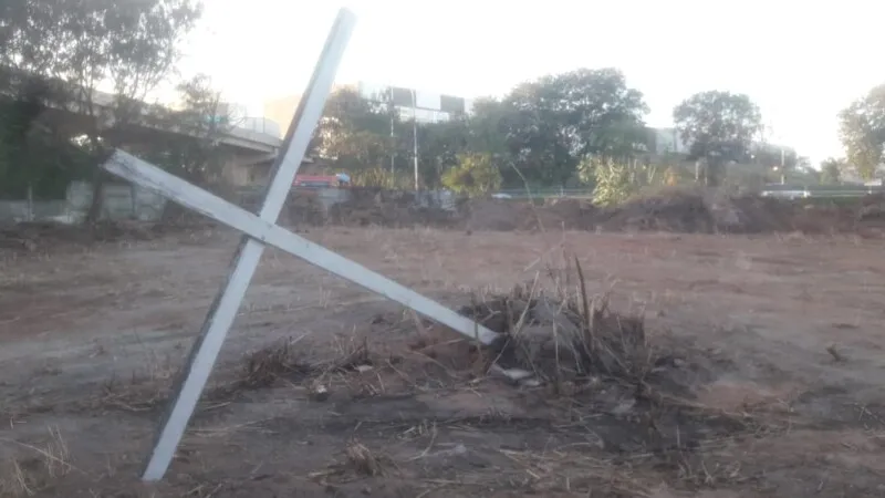 Cruz é derrubada em terreno de igreja católica