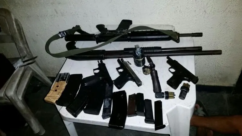 Armas de diferentes calibres foram apreendidas