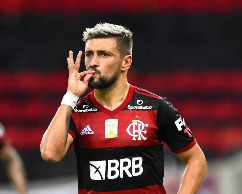 Imagem ilustrativa da imagem Após esperança por falso positivo, teste confirma que Arrascaeta está com Covid-19