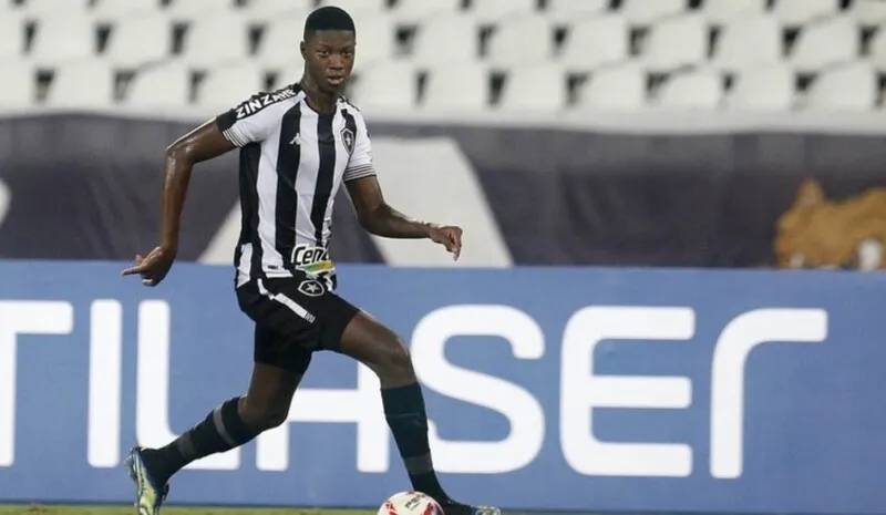 Matheus Babi está de saída do Botafogo e deve se transferir para o Athletico-PR