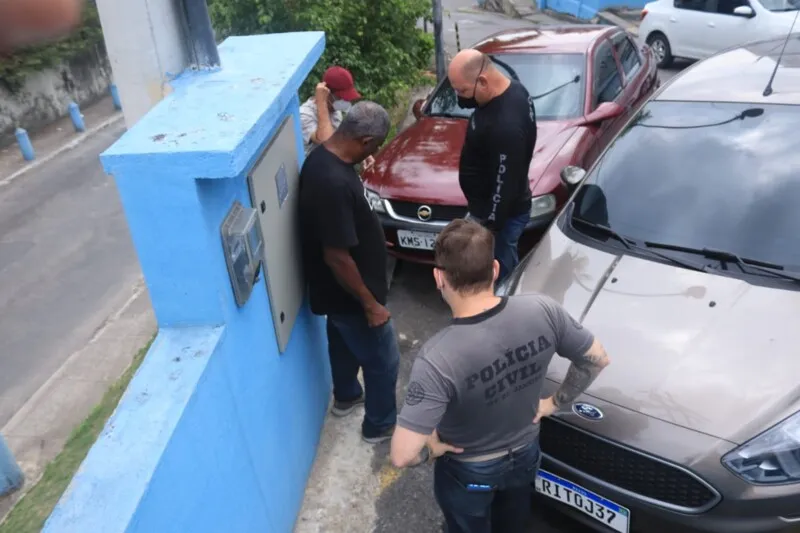 Policiais analisam local onde bebê estava