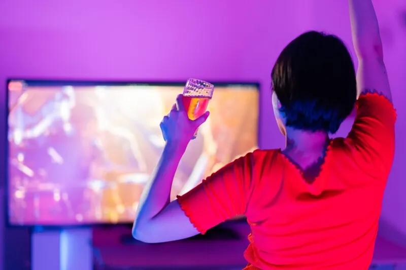Shows online, séries inéditas e drinques podem animar o feriadão