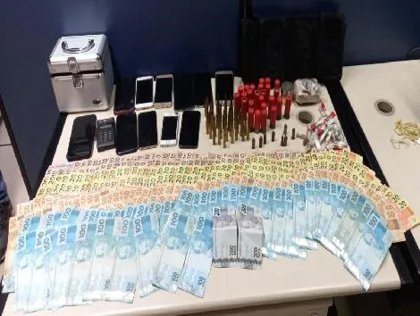 Agentes também apreenderam munição, dinheiro e drogas