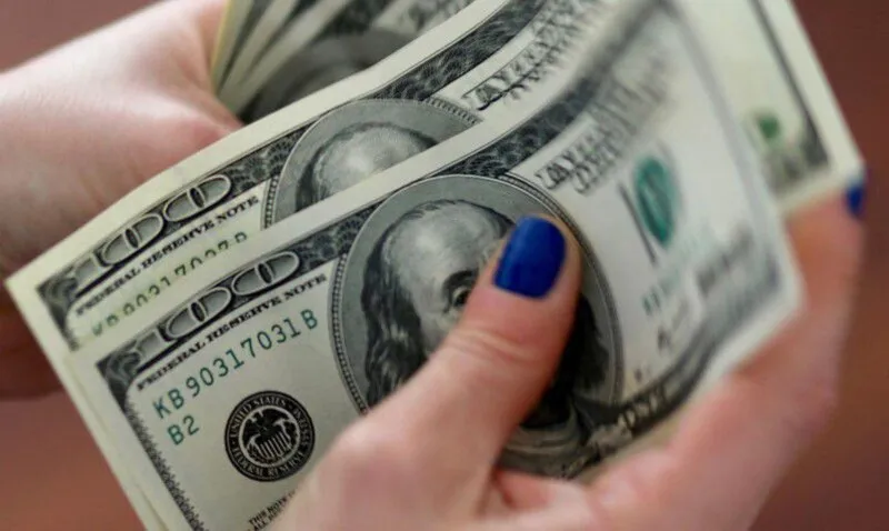Imagem ilustrativa da imagem Dólar bate $5,78 após anulação das condenações de Lula