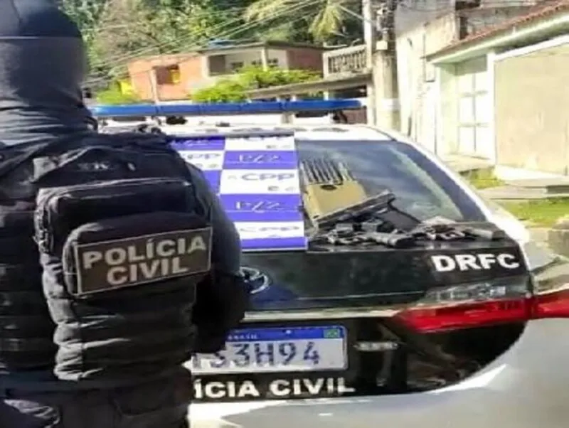 Armas foram apreendidas
