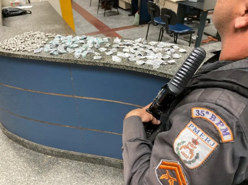 Imagem ilustrativa da imagem Urgente: criminosos são presos com grande quantidade de drogas em Tanguá