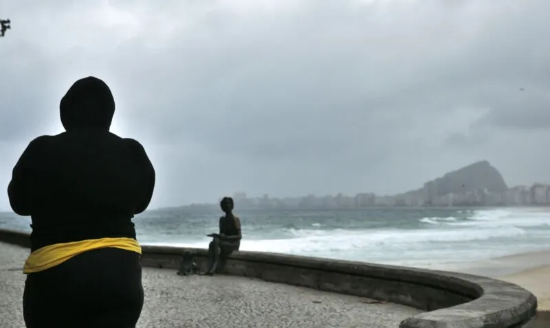 A previsão é céu nublado e chuva no período da tarde