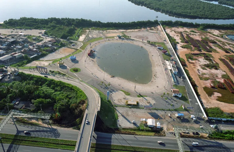 Obra está sendo realizada no viaduto próximo ao piscinão