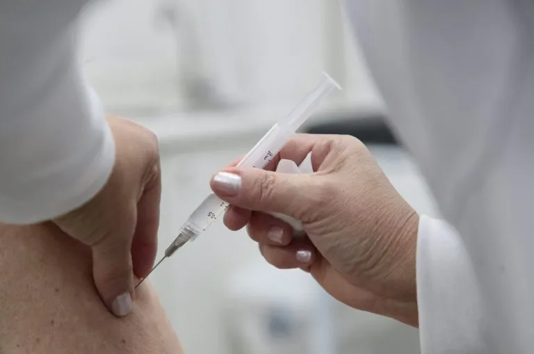 Cidades ainda não incluíram cuidadores de pessoas com deficiência intelectual no grupo prioritário de vacinação