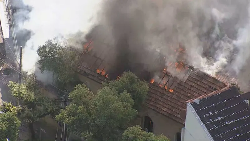 Imagem do incêndio que atingiu o casarão