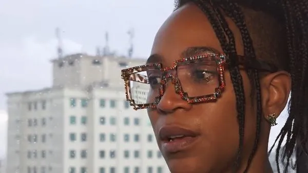 Karol Conká relembrou dificuldades na vida e pediu perdão à Lucas Penteado no documentário