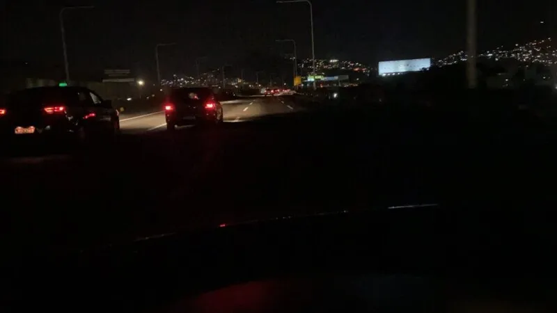Ponte Rio-Niterói ficou no escuro neste domingo
