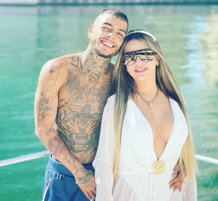 O cantor e a esposa se casaram no mês passado, mas eles já viviam um namoro entre idas e vindas há algum tempo