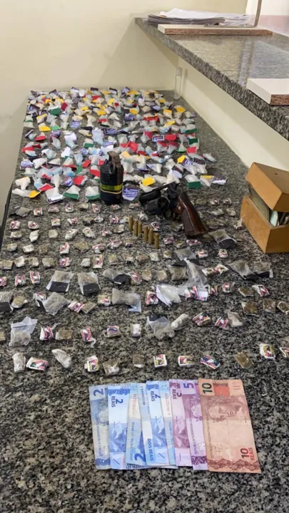 Foram apreendidos farto material de entorpecentes, um revólver cal. 38, uma granada, munições e dinheiro.