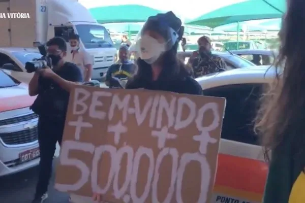Jovem protestou sozinha contra o presidente
