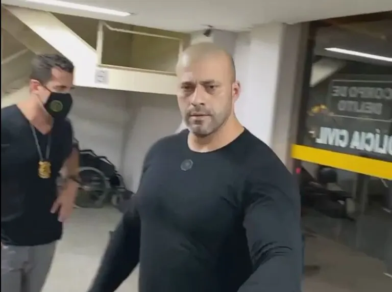 Daniel Silveira foi preso na noite desta terça-feira (16)